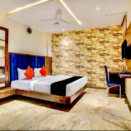 Hotel Vrindavan Prosperity エクステリア 写真