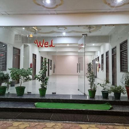 Hotel Vrindavan Prosperity エクステリア 写真