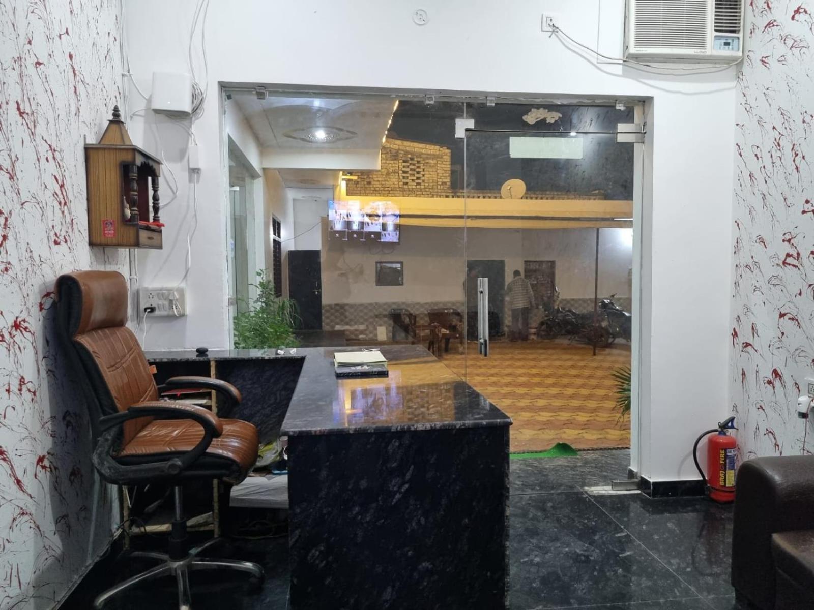 Hotel Vrindavan Prosperity エクステリア 写真