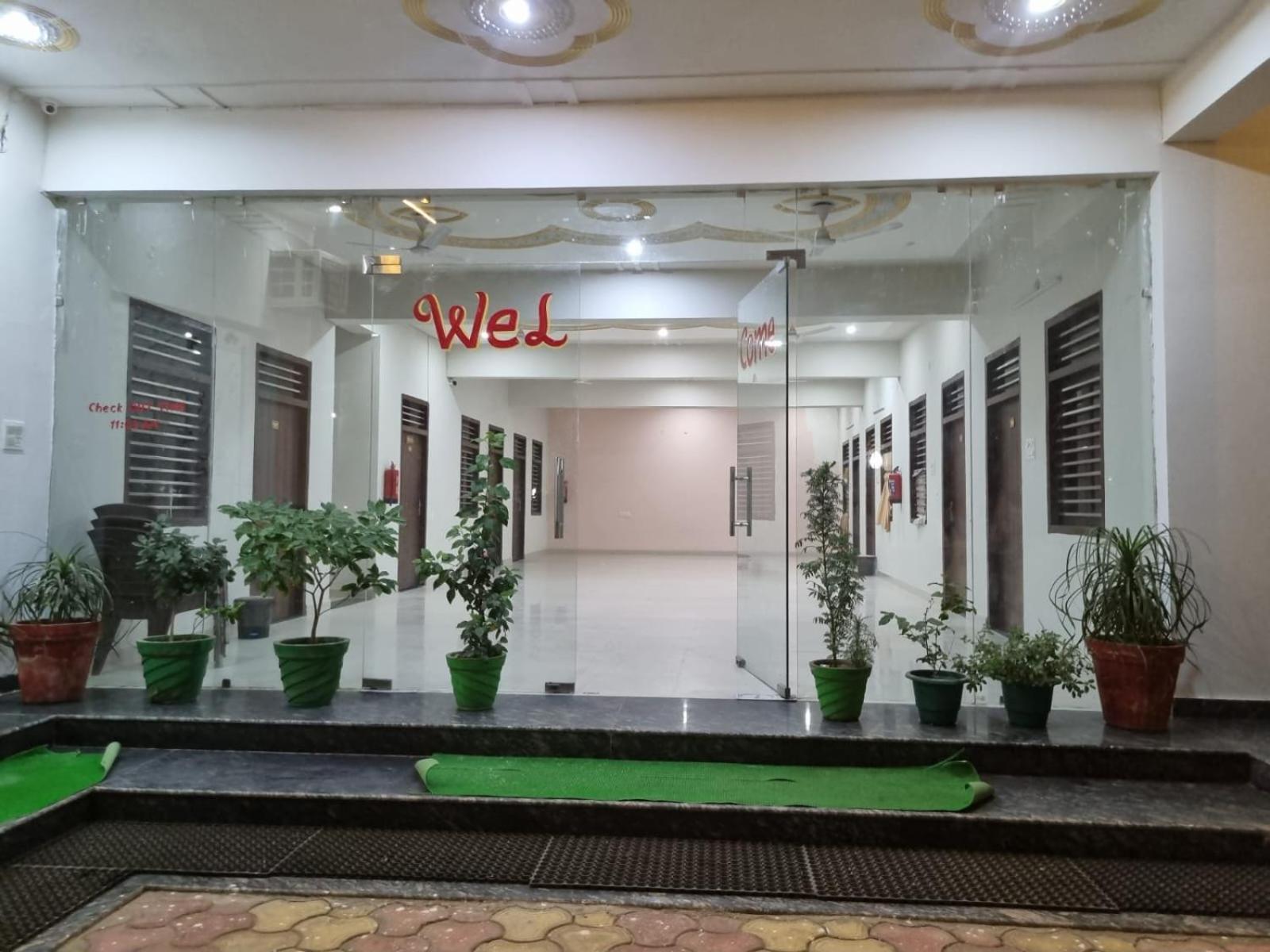 Hotel Vrindavan Prosperity エクステリア 写真
