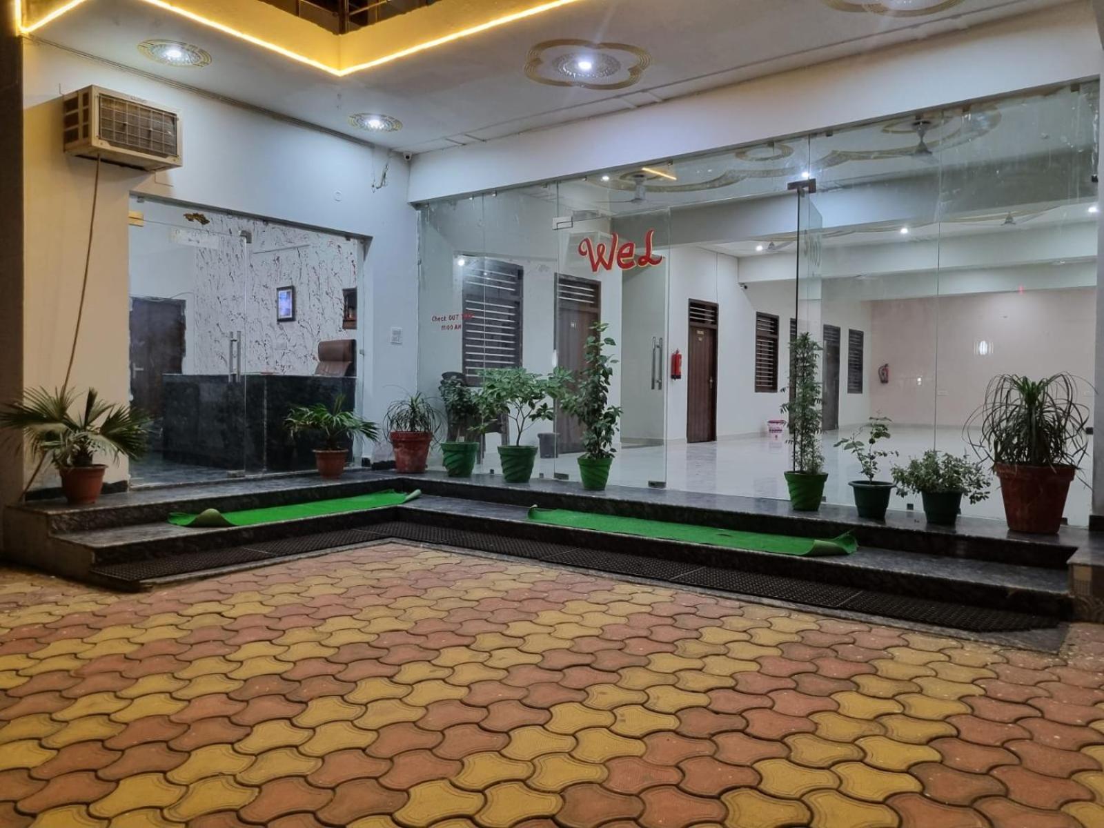 Hotel Vrindavan Prosperity エクステリア 写真